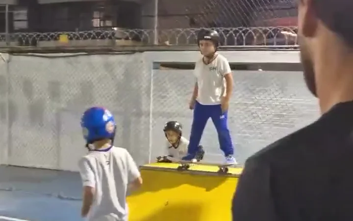 Crian&ccedil;as em aula de skate com rampa e instrutor acompanhando